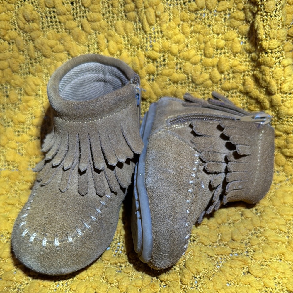 Kids Tan Suede Moccasin Boots zip up for easy on/off toddler size 5c